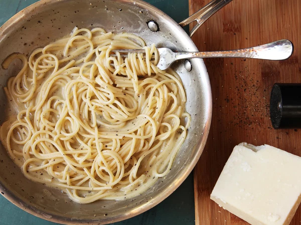Cacio E Pepe (Spaghetti with Black Pepper and Pecorino Romano)