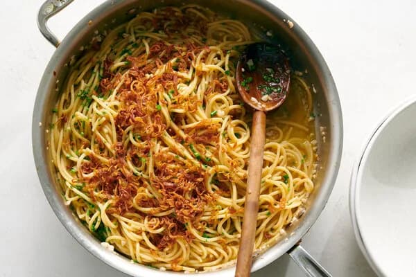 Spaghetti Aglio E Olio E Fried Shallot